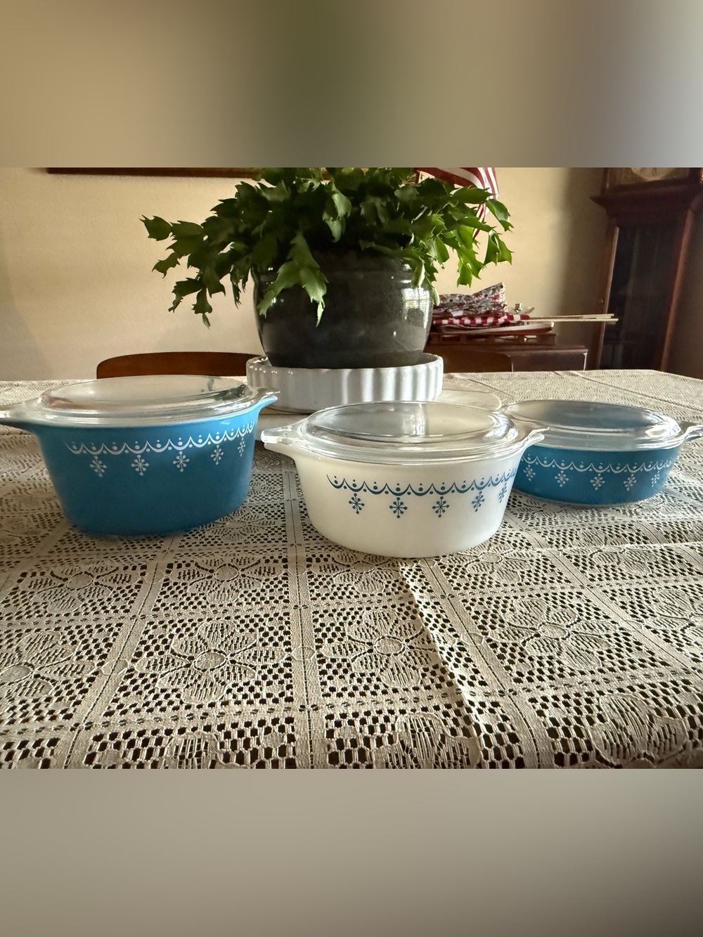 EUC PYREX Snowflake Garland Set of 3 with lids included.